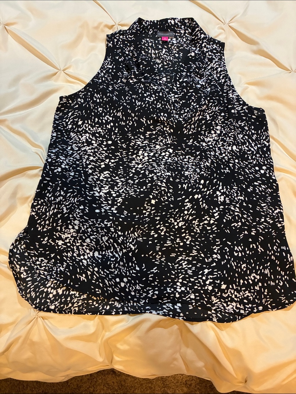 Vince Camuto Black & White Printed Sleeveless V-Neck Top